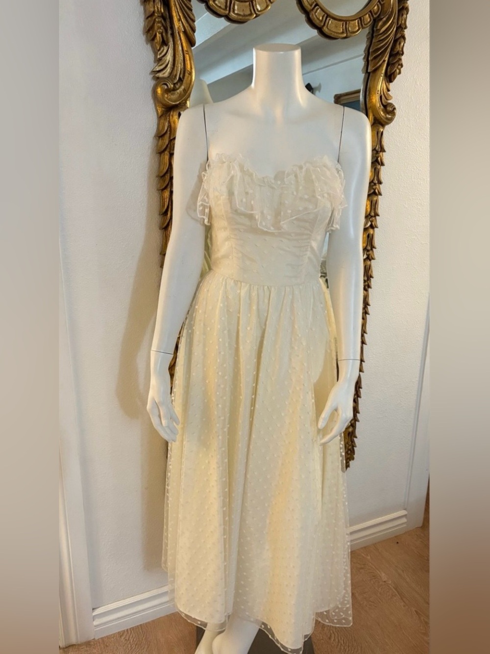 JOLIE MADAME I
Vintage Ivory Polka Dot
Strapless Tulle Midi
Dress